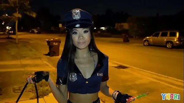 Asian Teen Vina Sky em videos pornográfico hd no Halloween YNGR